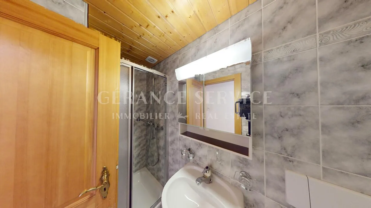 Charming Apartment with Balcony - Photo 9 of 12