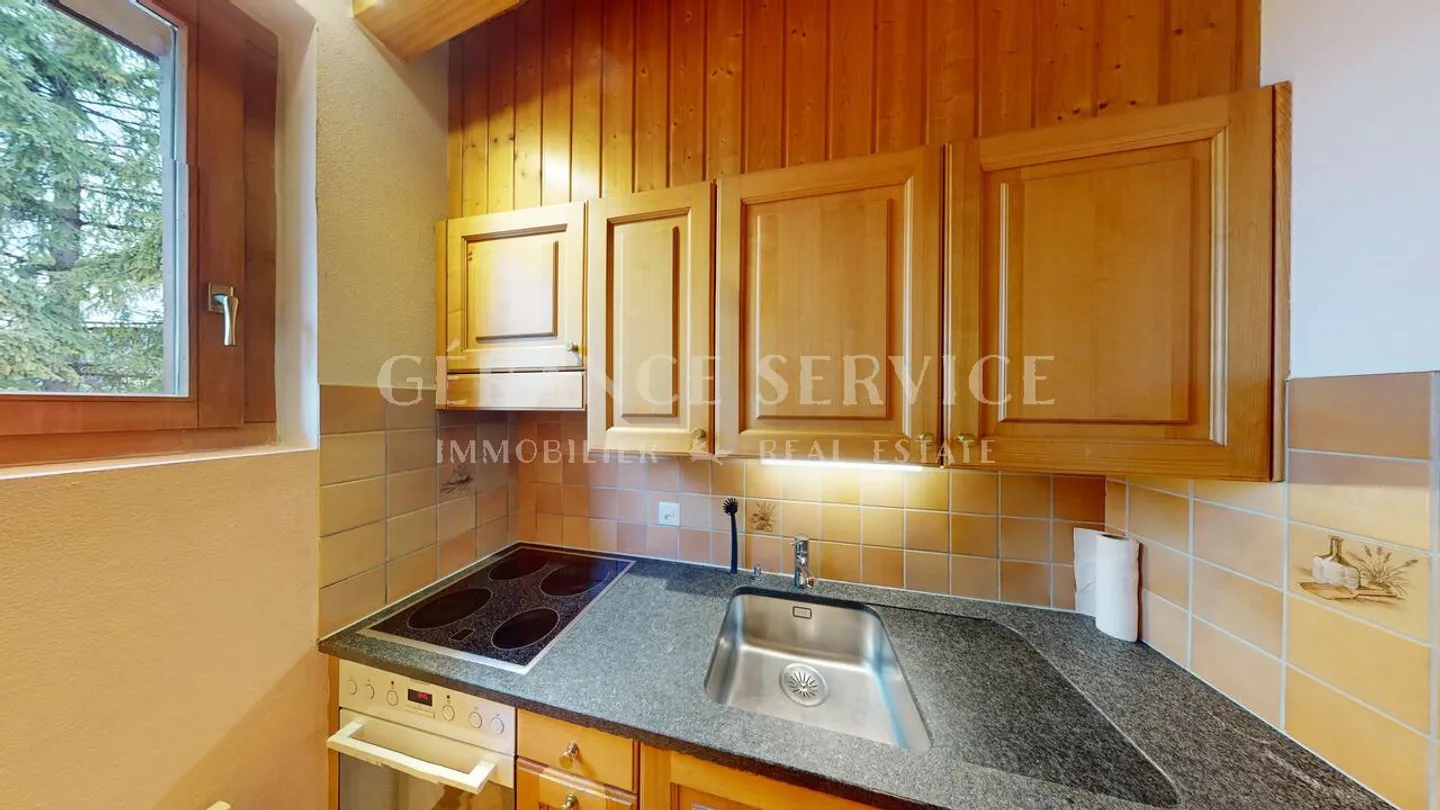 Charming Apartment with Balcony - Photo 10 of 12