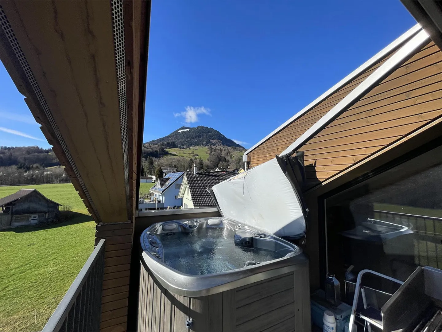 3.5 Room Attic Apartment in Prime Location - Photo 2 of 14