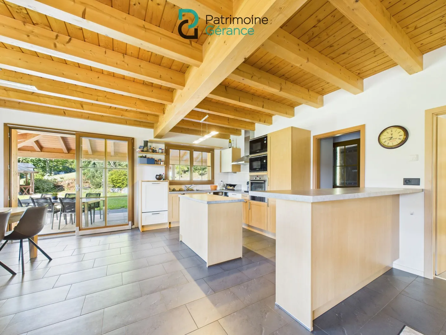 High-end shared accommodation in a detached house with garden and pool - Photo 4 of 19