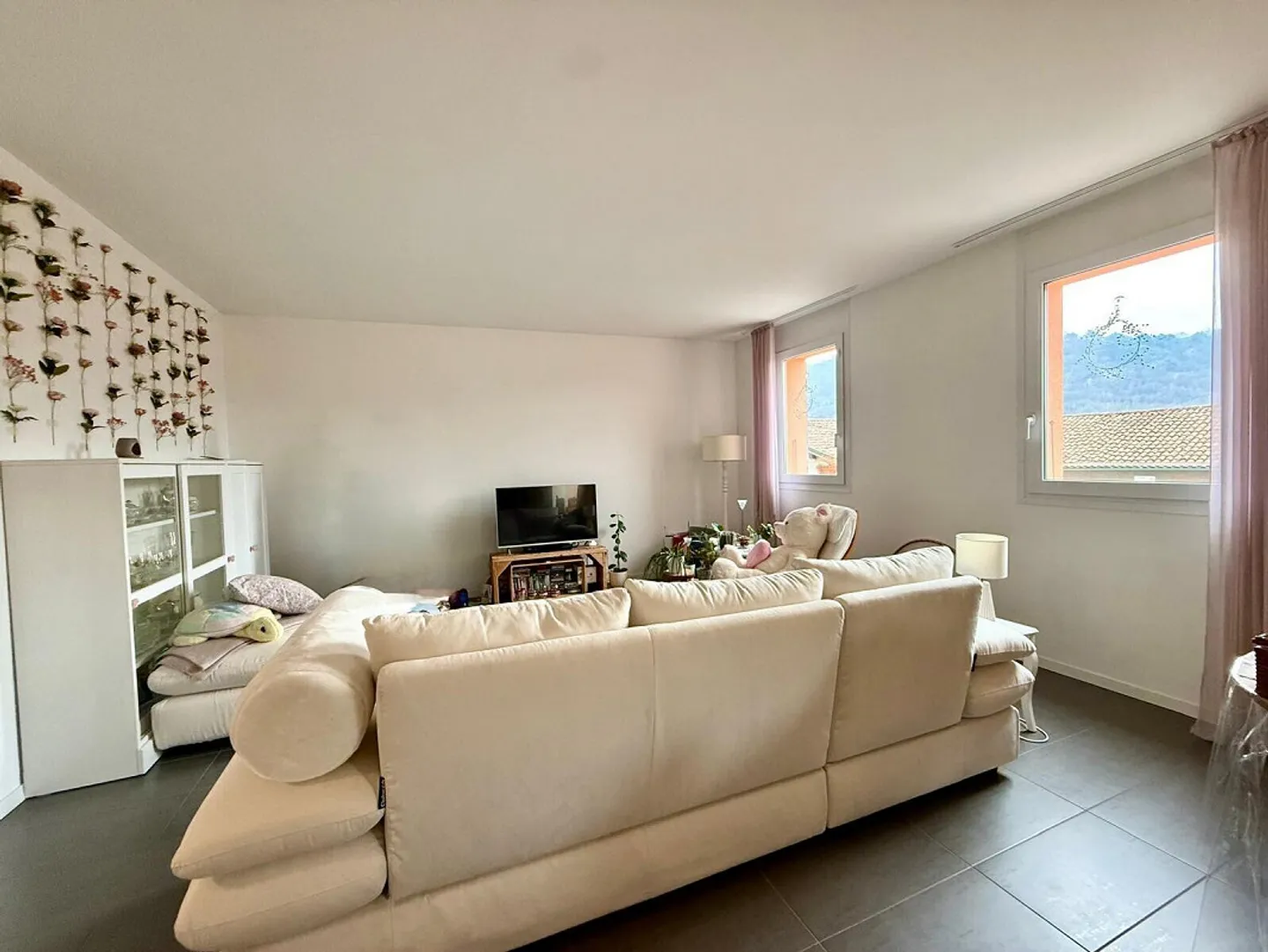 GERÄUMIGE UND BEQUEME 3.5 ZIMMER MIT ZWEI BALKONEN IN CHIASSO - Foto 2 von 11