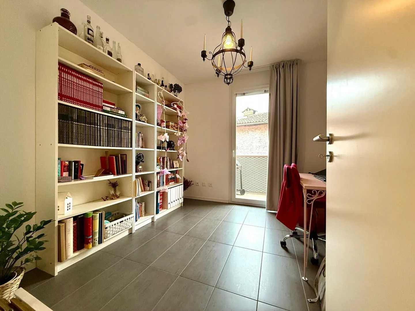 GERÄUMIGE UND BEQUEME 3.5 ZIMMER MIT ZWEI BALKONEN IN CHIASSO - Foto 8 von 11