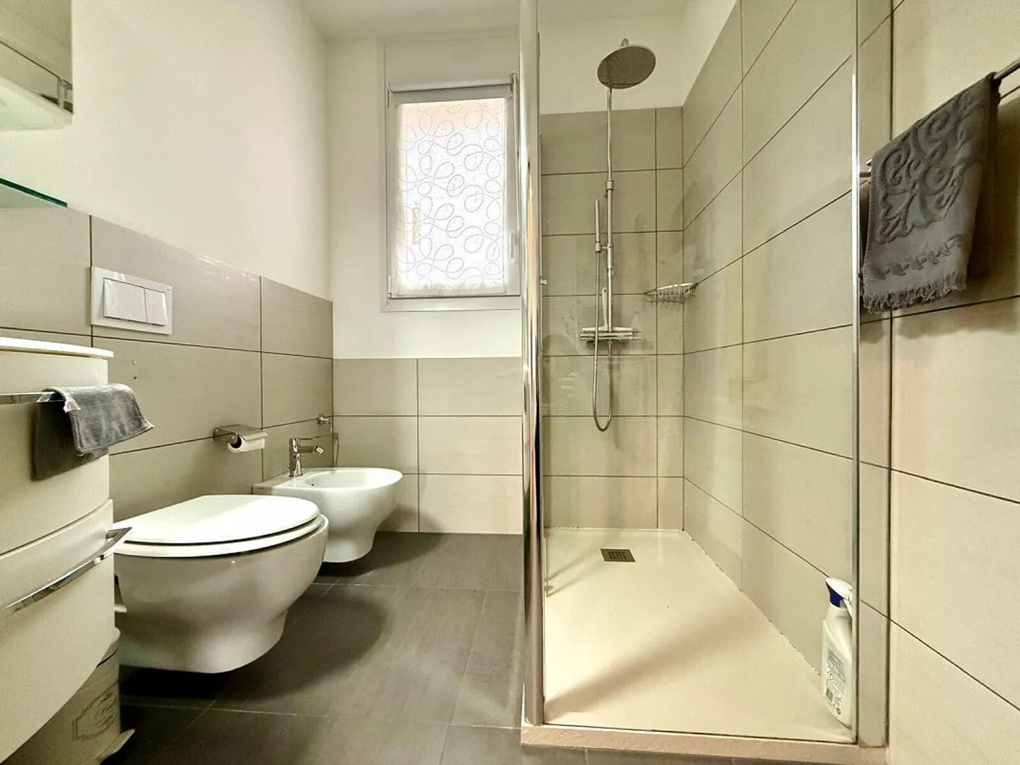 GERÄUMIGE UND BEQUEME 3.5 ZIMMER MIT ZWEI BALKONEN IN CHIASSO - Foto 9 von 11