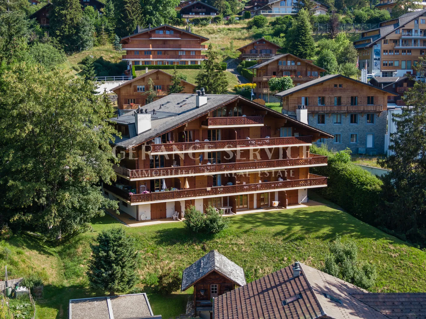 Charming Apartment with Balcony - Photo 11 of 12