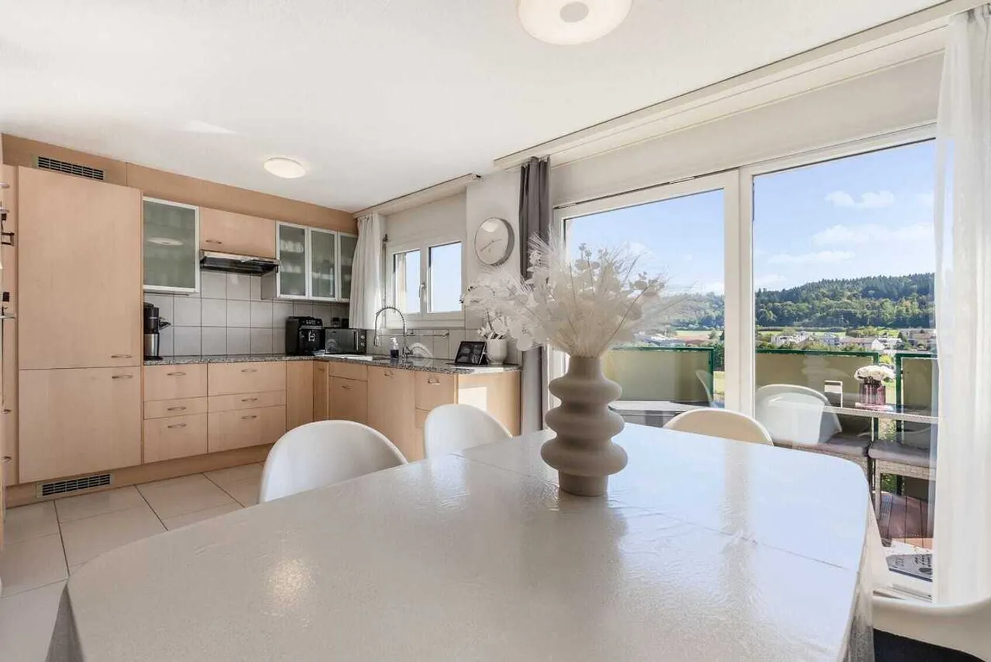 Bright 3.5-room apartment with mountain view in Pieterlen for sale - Photo 2 of 13