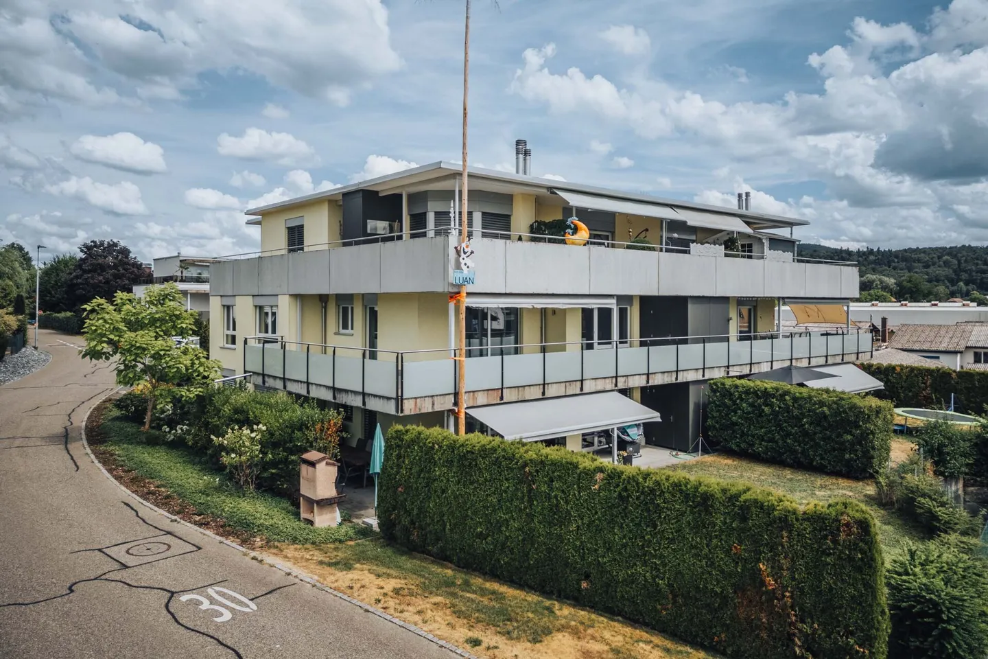 Appartamento 4.5 locali in una zona tranquilla con vista sul verde - Foto 2 di 16
