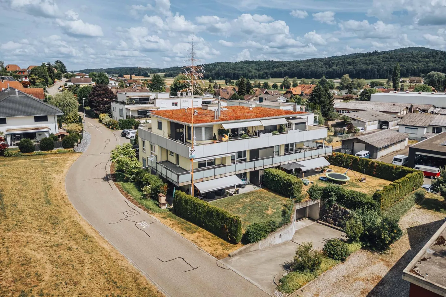 Appartamento 4.5 locali in una zona tranquilla con vista sul verde - Foto 3 di 16