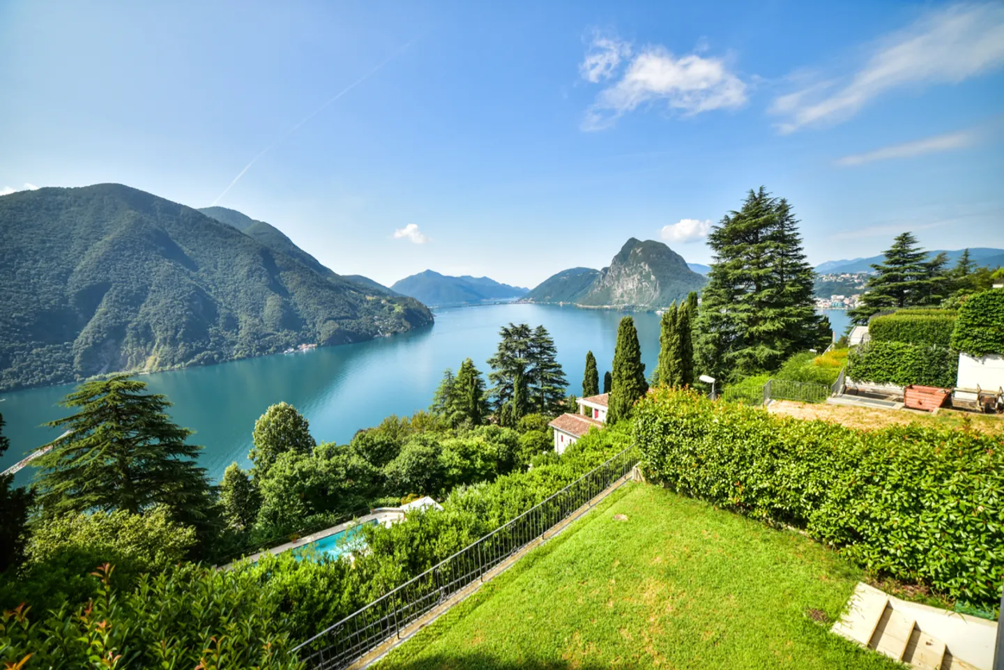 Elegante Duplex con Giardino e Vista Mozzafiato sul Lago di Lugano - Foto 1 di 21