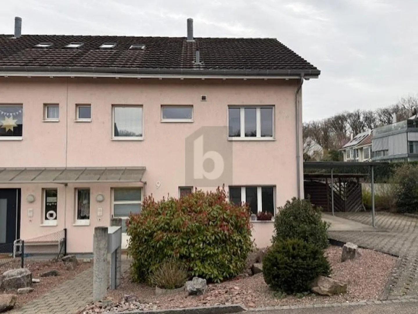 LICHTDURCHFLUTET MIT BALKON UND SCHWEDENOFEN - Foto 1 von 6