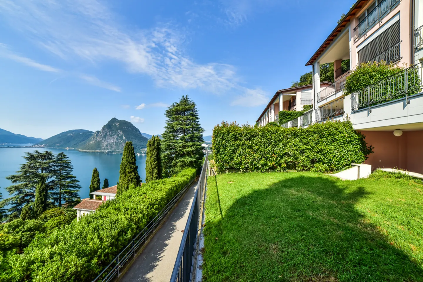 Elegante Duplex con Giardino e Vista Mozzafiato sul Lago di Lugano - Foto 2 di 21