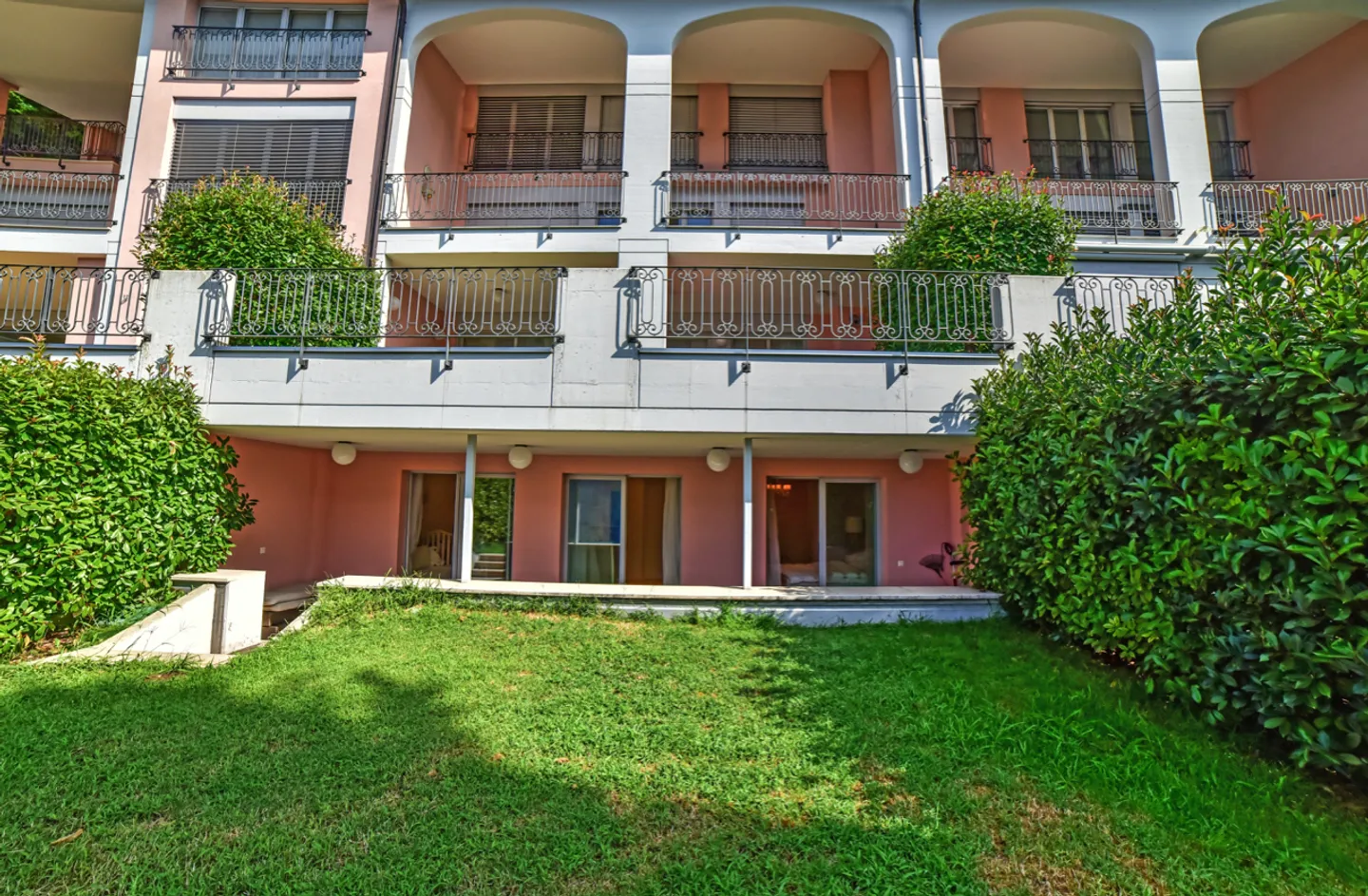 Elegante Duplex con Giardino e Vista Mozzafiato sul Lago di Lugano - Foto 4 di 21