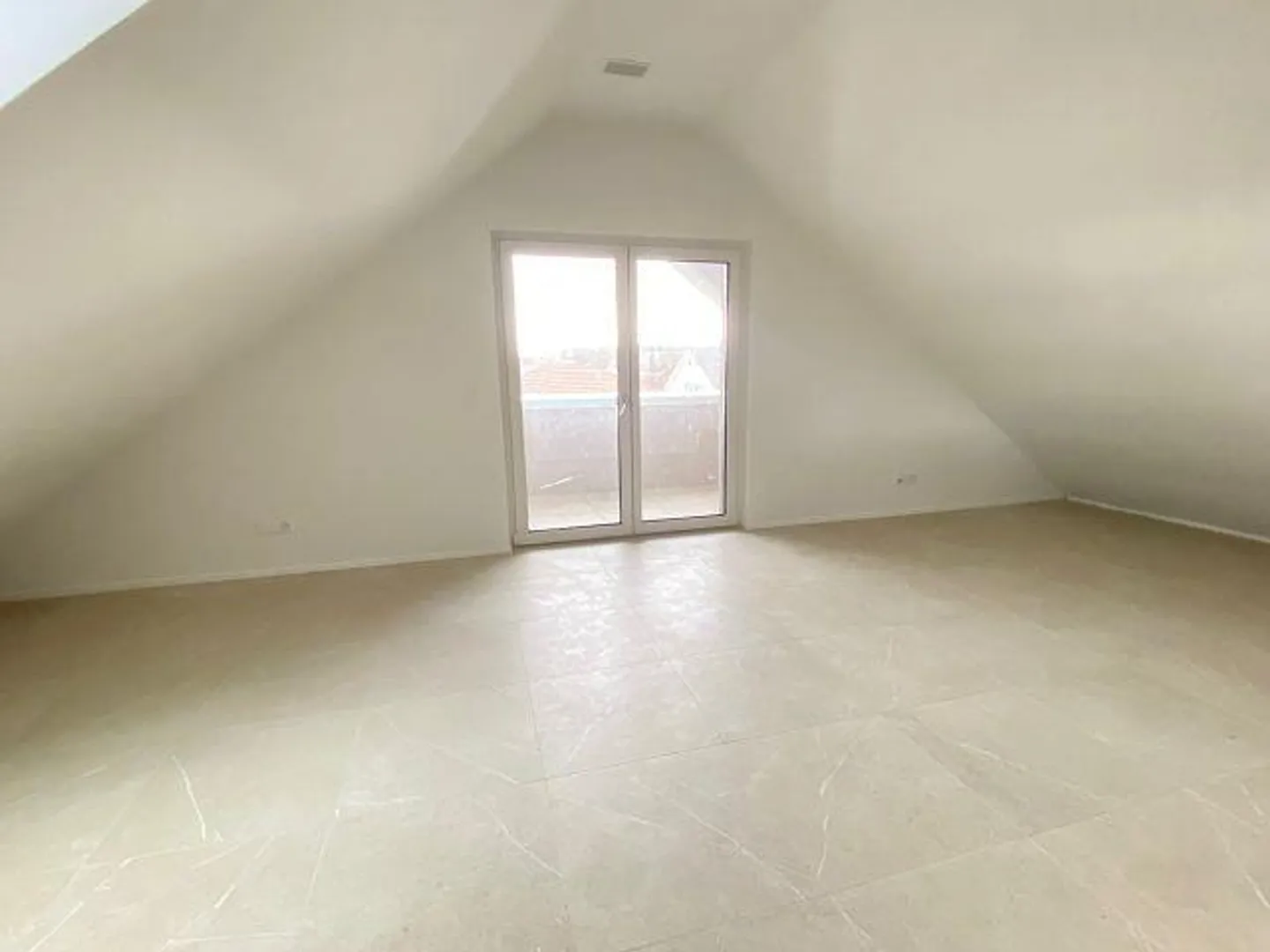 Exclusive 2.5-room penthouse apartment with loft character - Photo 3 of 11