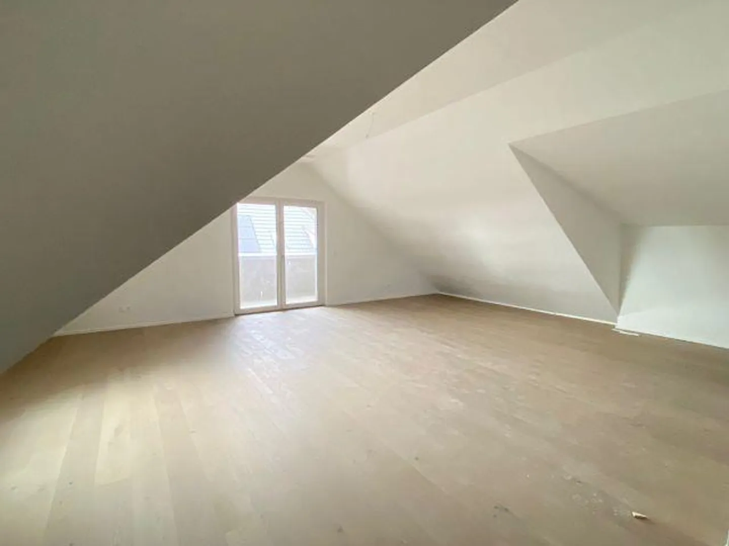 Exclusive 2.5-room penthouse apartment with loft character - Photo 6 of 11