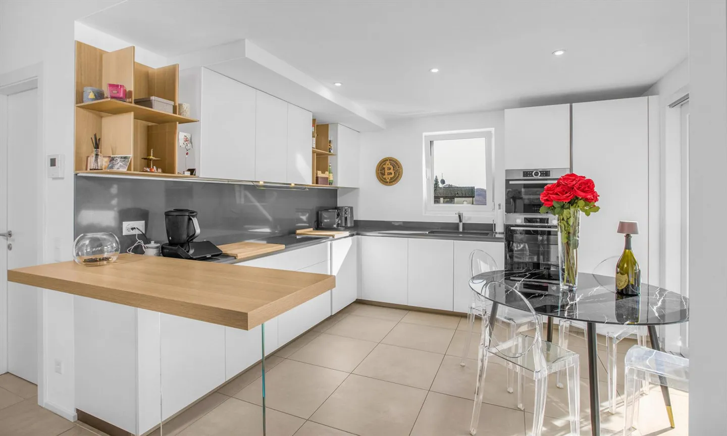 SPLENDID AND SPACIOUS PENTHOUSE WITH 5 ROOMS IN CURIO - Photo 2 of 10