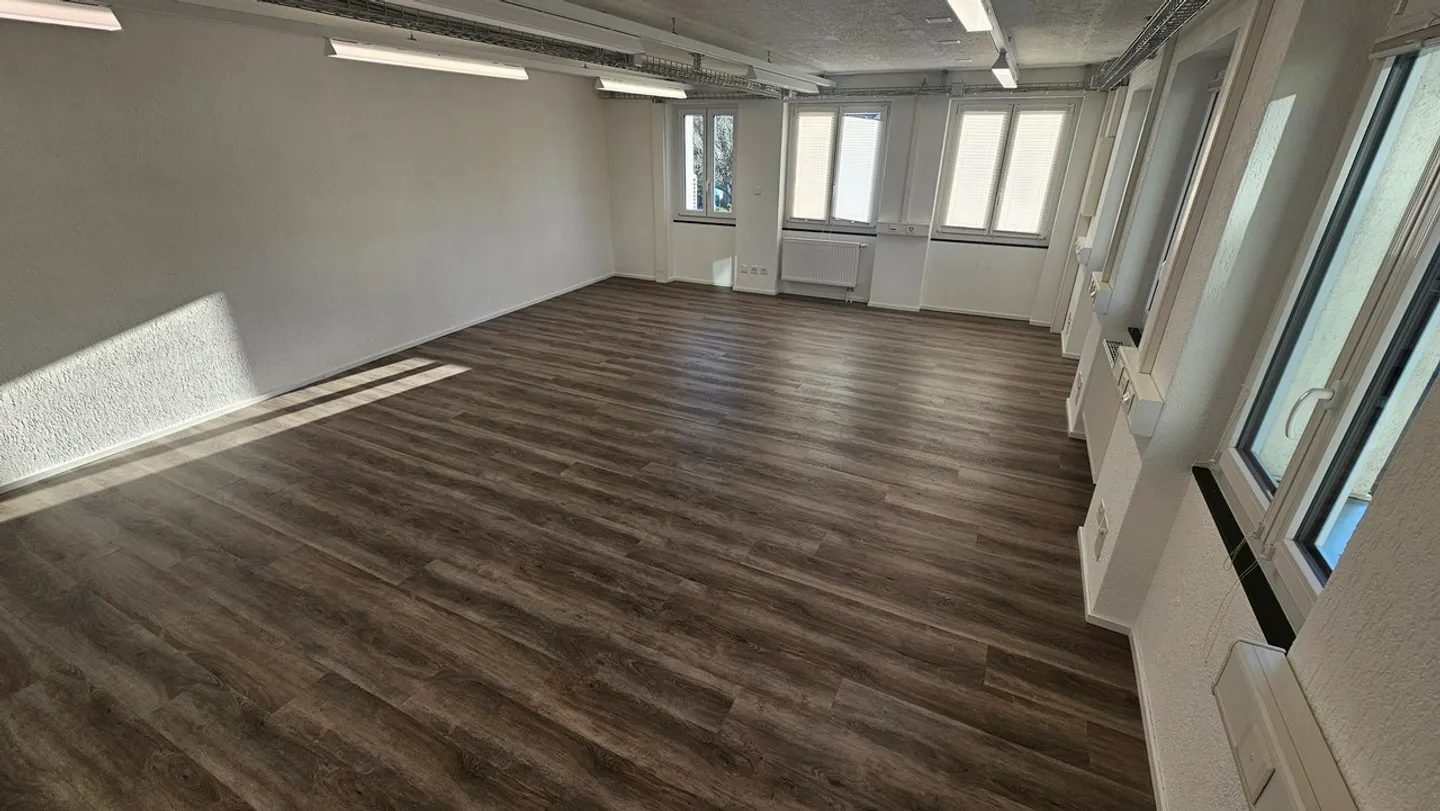 Bureaux de 80 m2 - Photo 2 sur 13