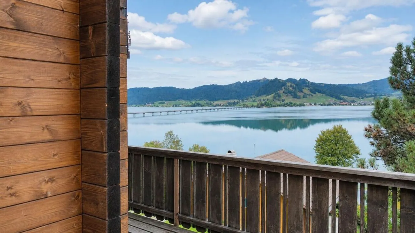 UN LOGENPLACE AU BORD DU LAC - Photo 3 sur 27