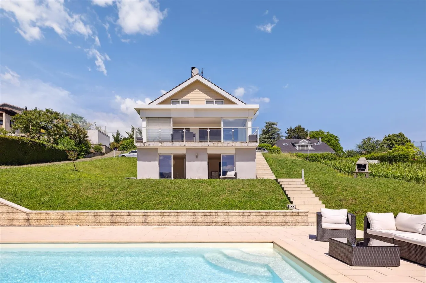 Rara villa individuale con piscina di fronte ai vigneti - Foto 2 di 6