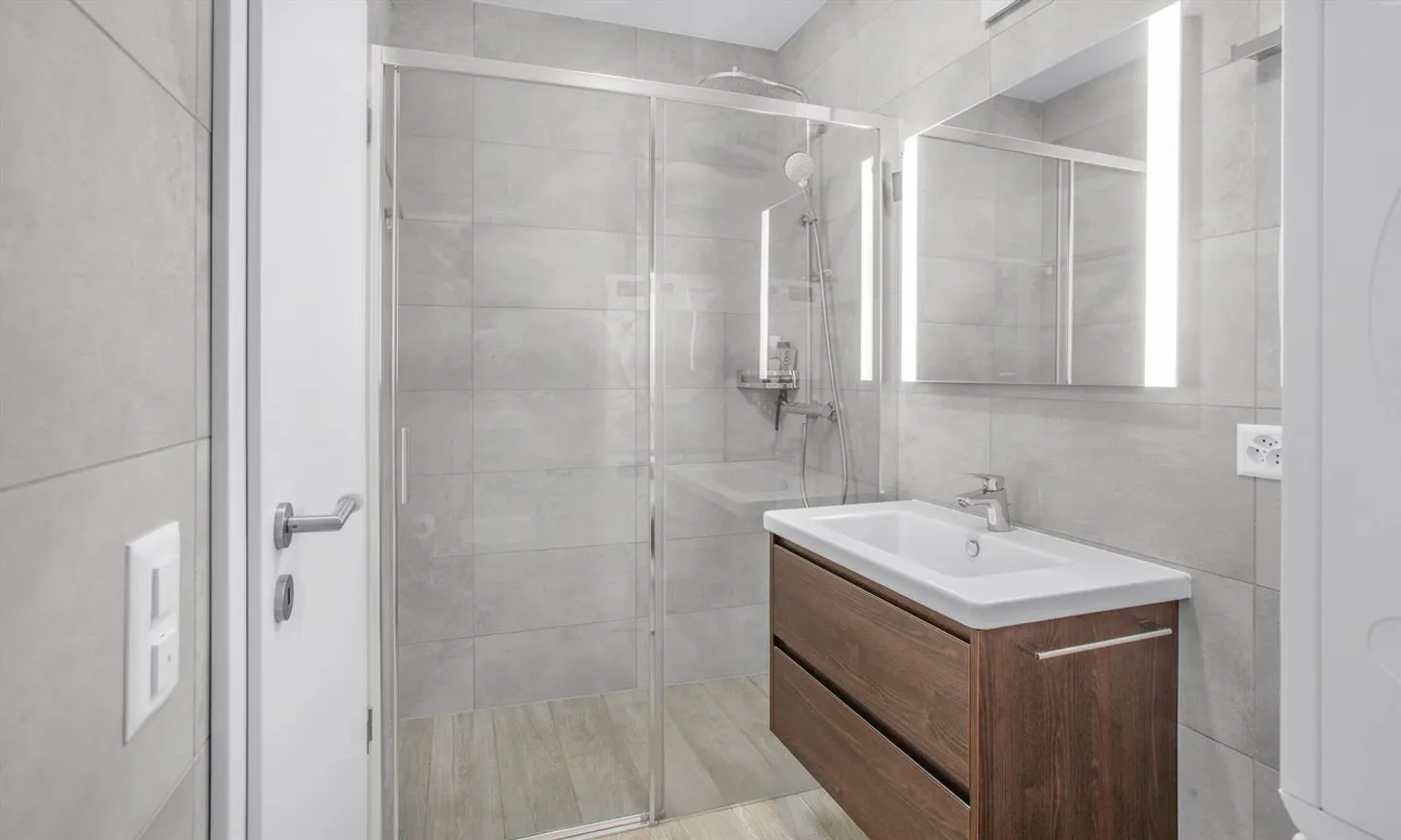 STUNNING AND MODERN 3.5 ROOMS WITH GARDEN IN PAZZALLO - Photo 7 of 10