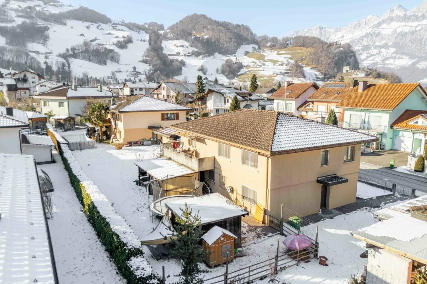 Casa unifamiliare di 5,5 stanze adatta alle famiglie in una posizione privilegiata a Flums - Foto 1 di 18