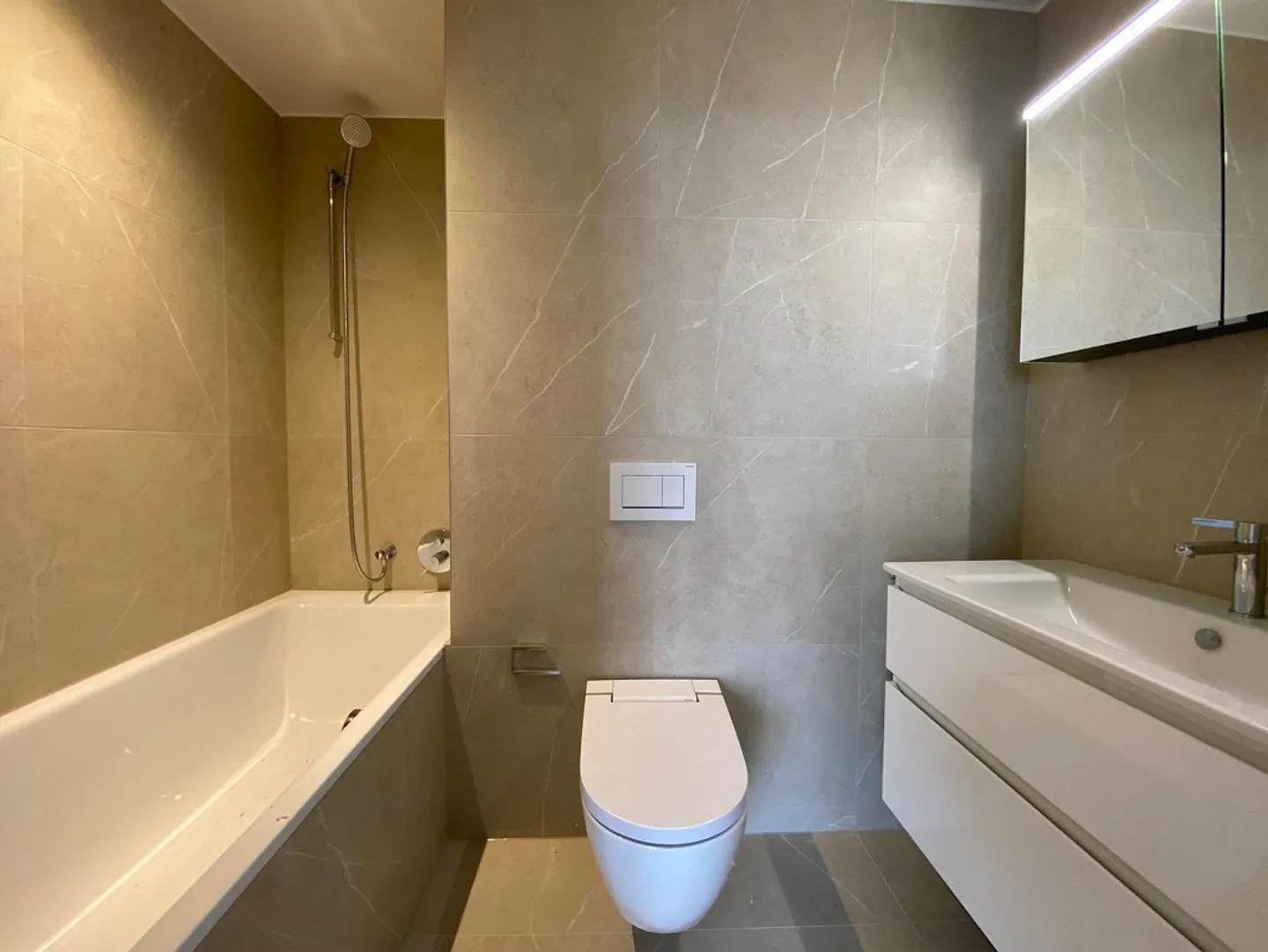 Modern 4.5-room apartment with two spacious balconies - Photo 4 of 13