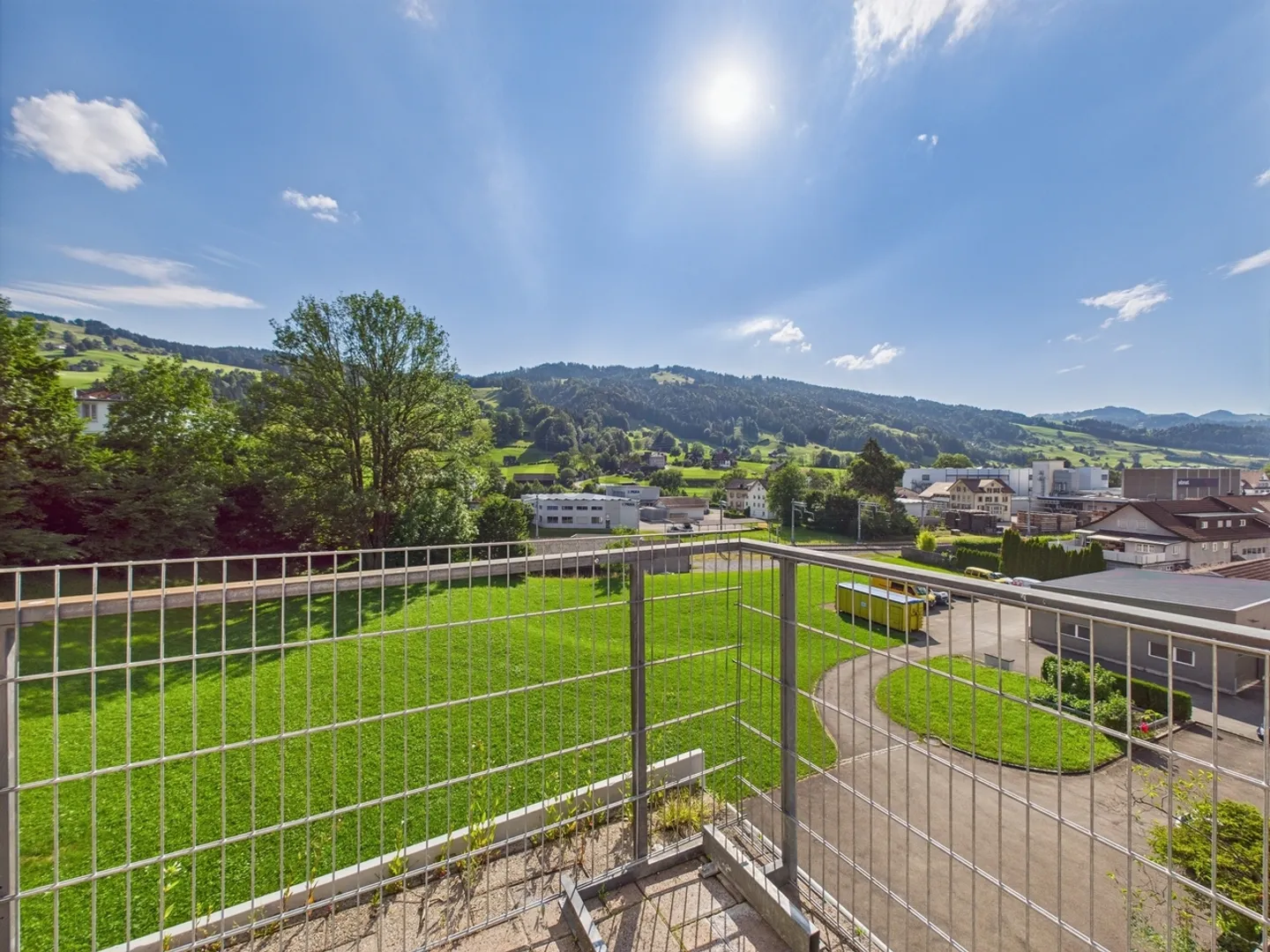 Charming and Sunny Home in the Green with this 3.5-Room Apartment in Ebnat-Kappel - Photo 10 of 12