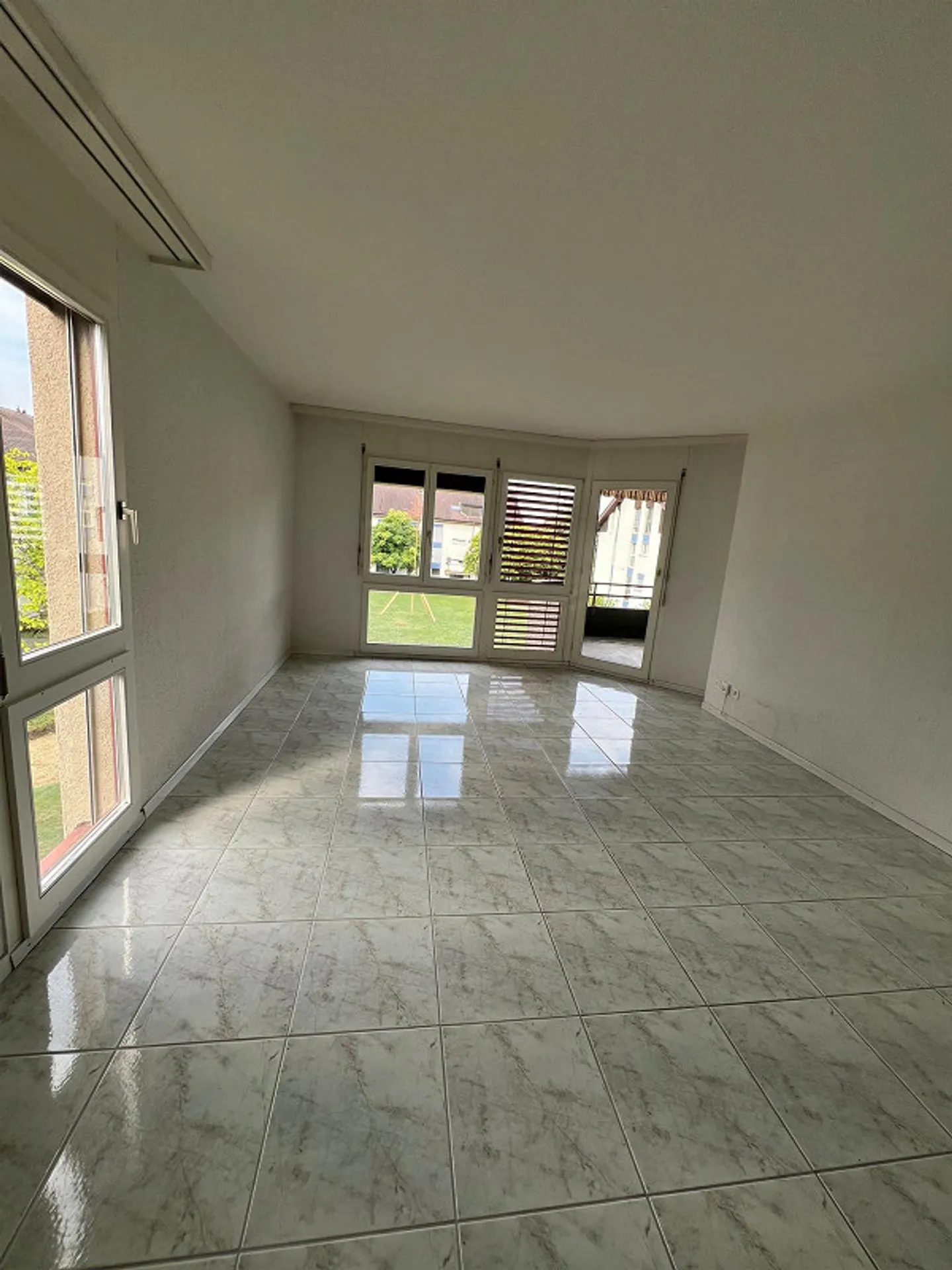 Modern 2.5-room apartment with balcony and garage in Lyss - Photo 1 of 7