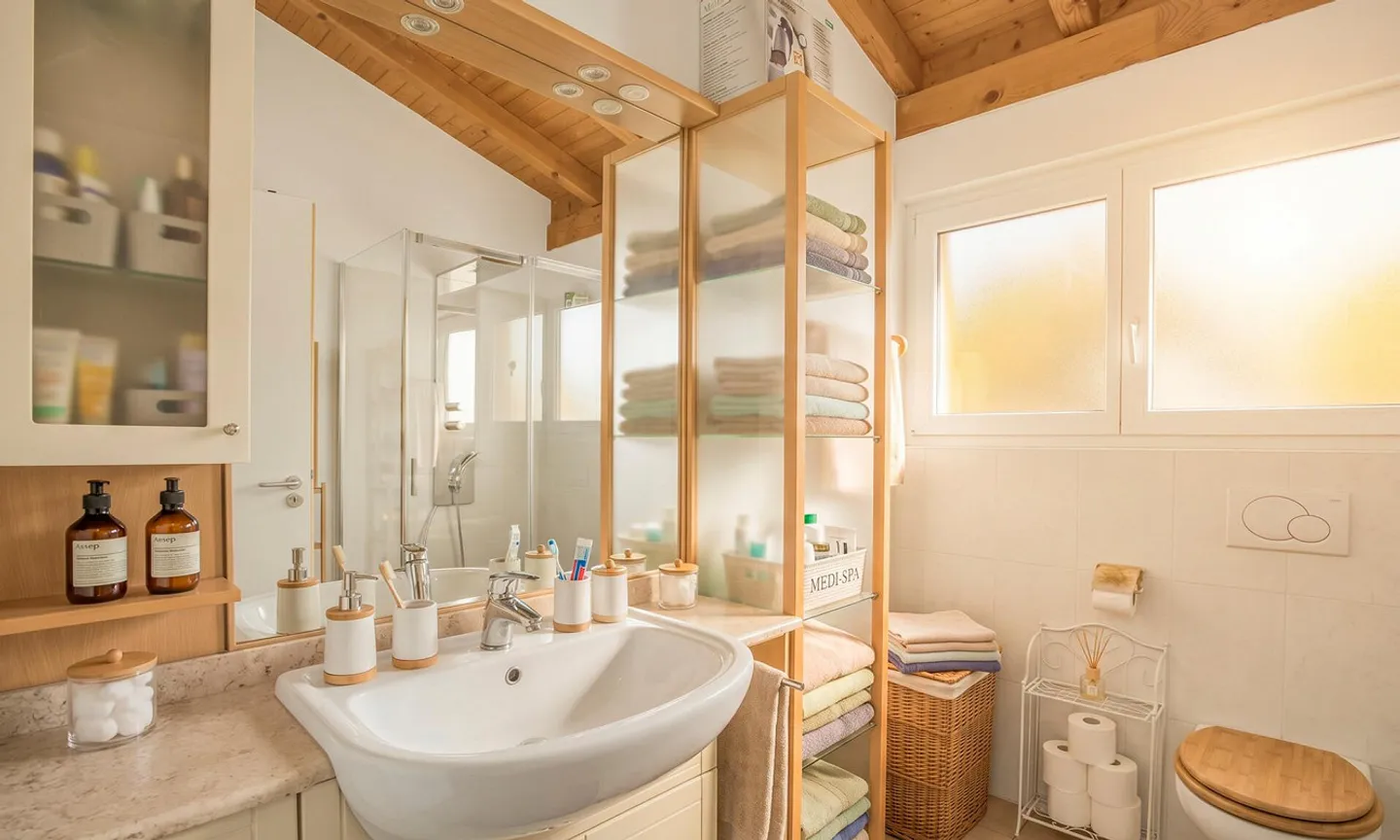 SCHÖNES HAUS MIT 5.5 ZIMMERN UND WUNDERSCHÖNEM GARTEN IN GRAVESANO - Foto 8 von 9