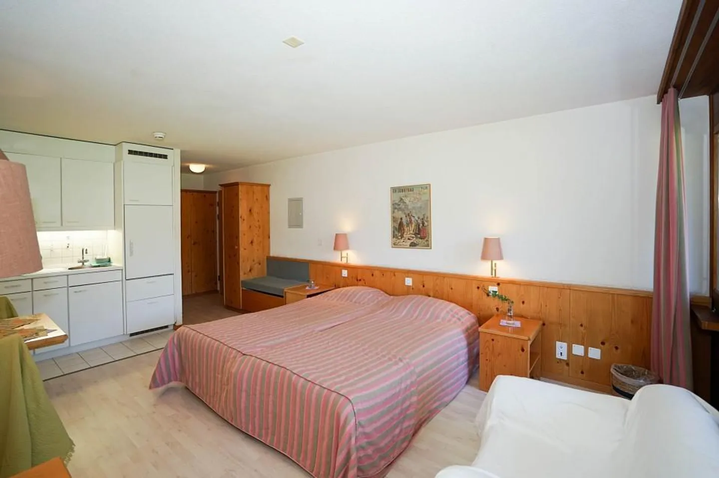 Studio in a well-maintained complex - Photo 3 of 8