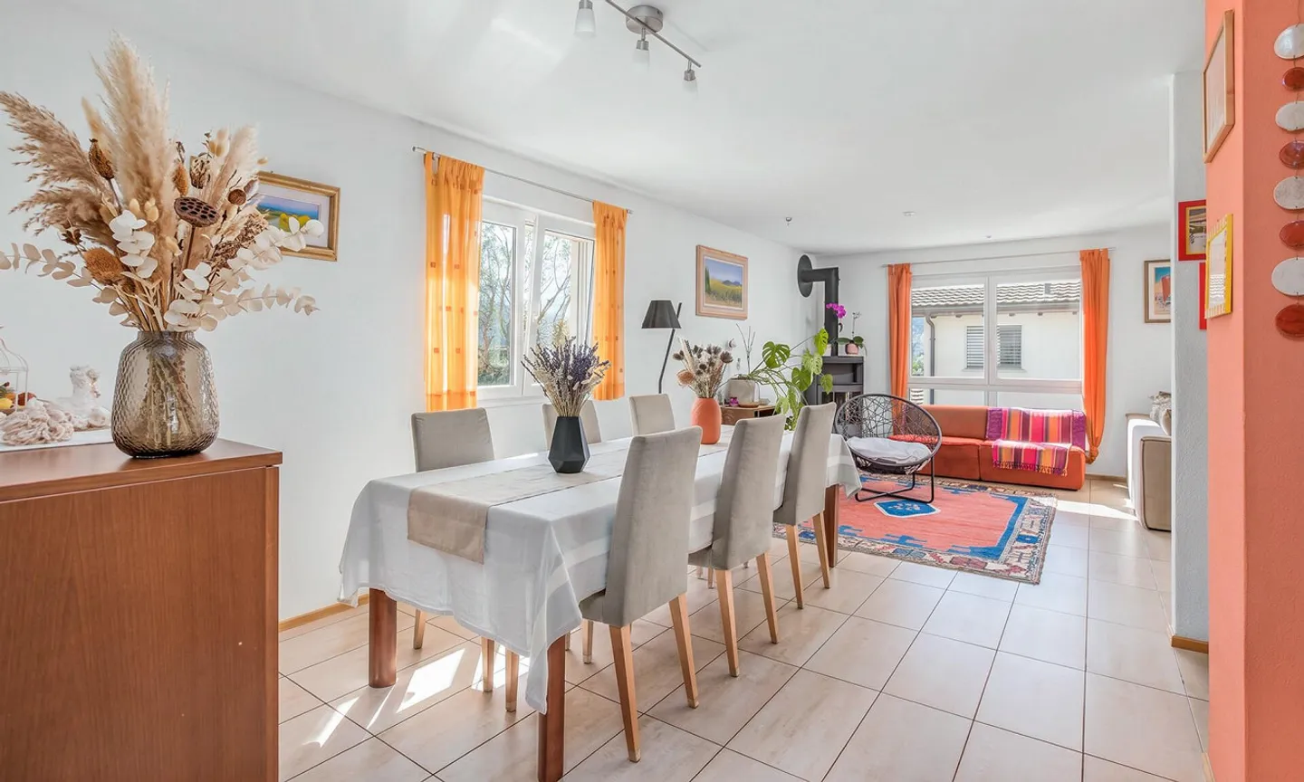 SCHÖNES HAUS MIT 5.5 ZIMMERN UND WUNDERSCHÖNEM GARTEN IN GRAVESANO - Foto 1 von 9