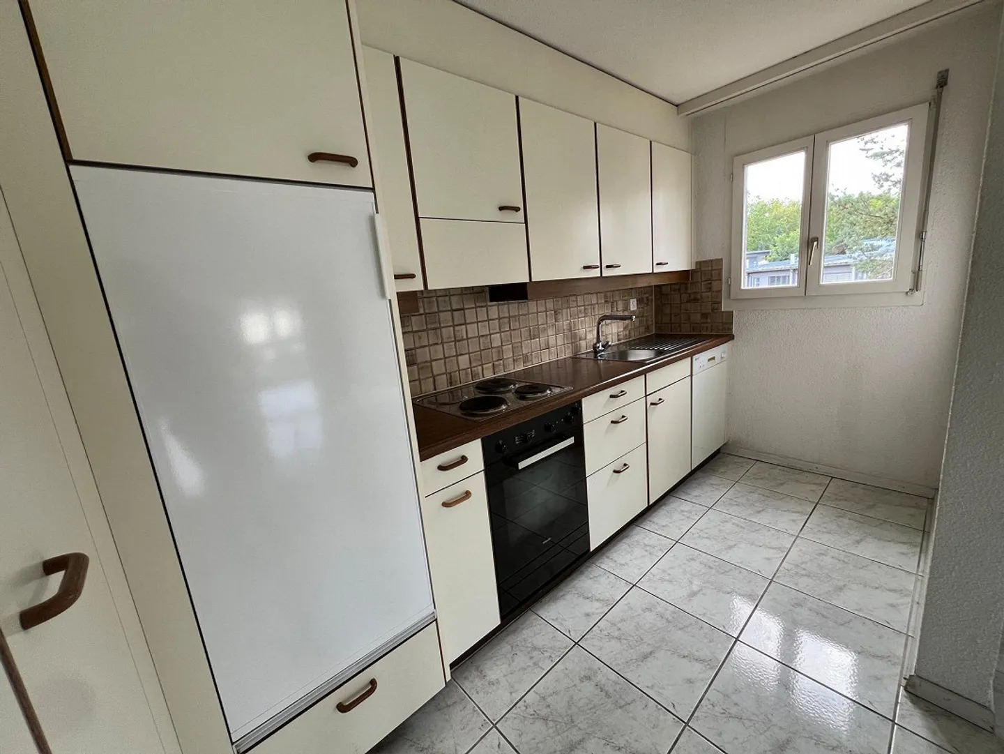 Modern 2.5-room apartment with balcony and garage in Lyss - Photo 3 of 7