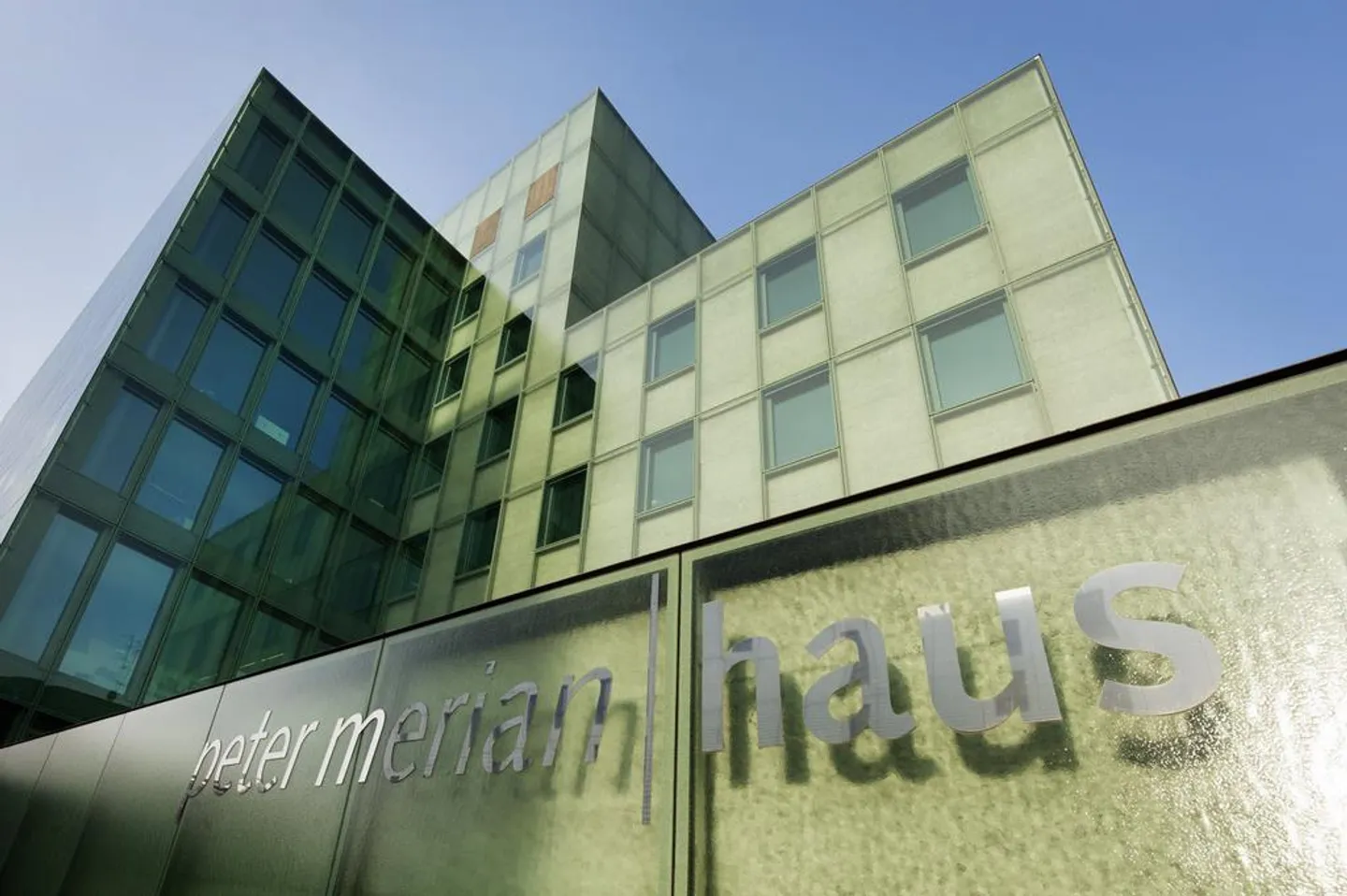 Einstellplätze direkt am Bahnhof - Foto 2 von 2