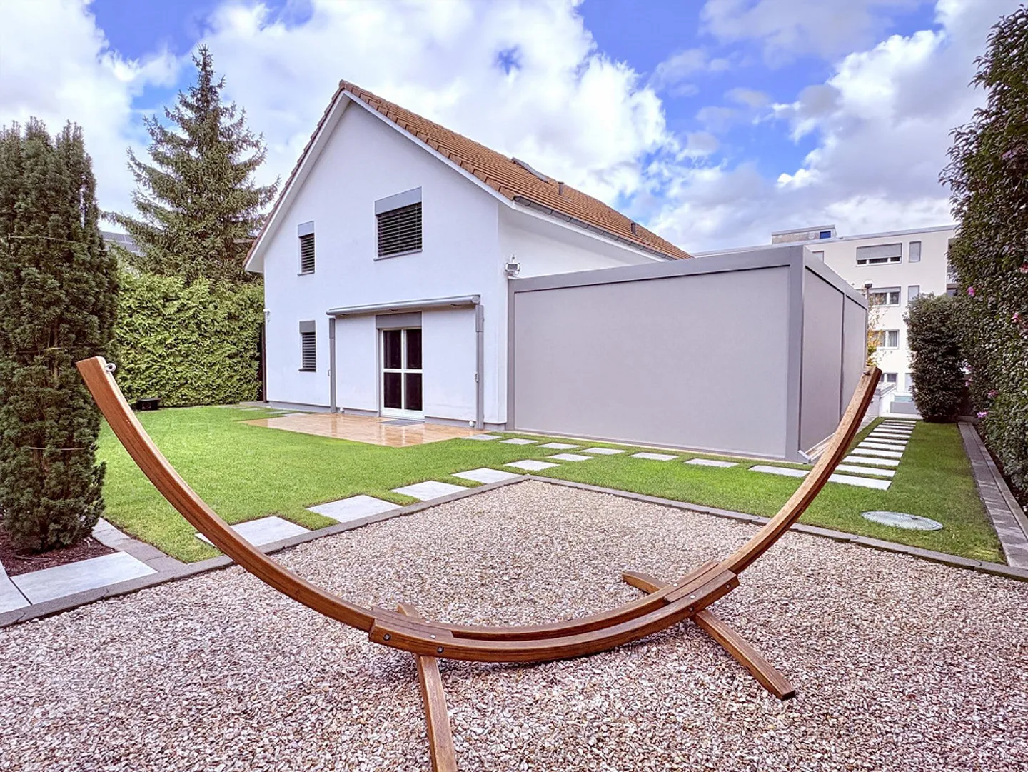 Maison individuelle de 6 pièces très bien entretenue avec un paradis de jardin de rêve dans un emplacement calme à Reinach - Photo 1 sur 14