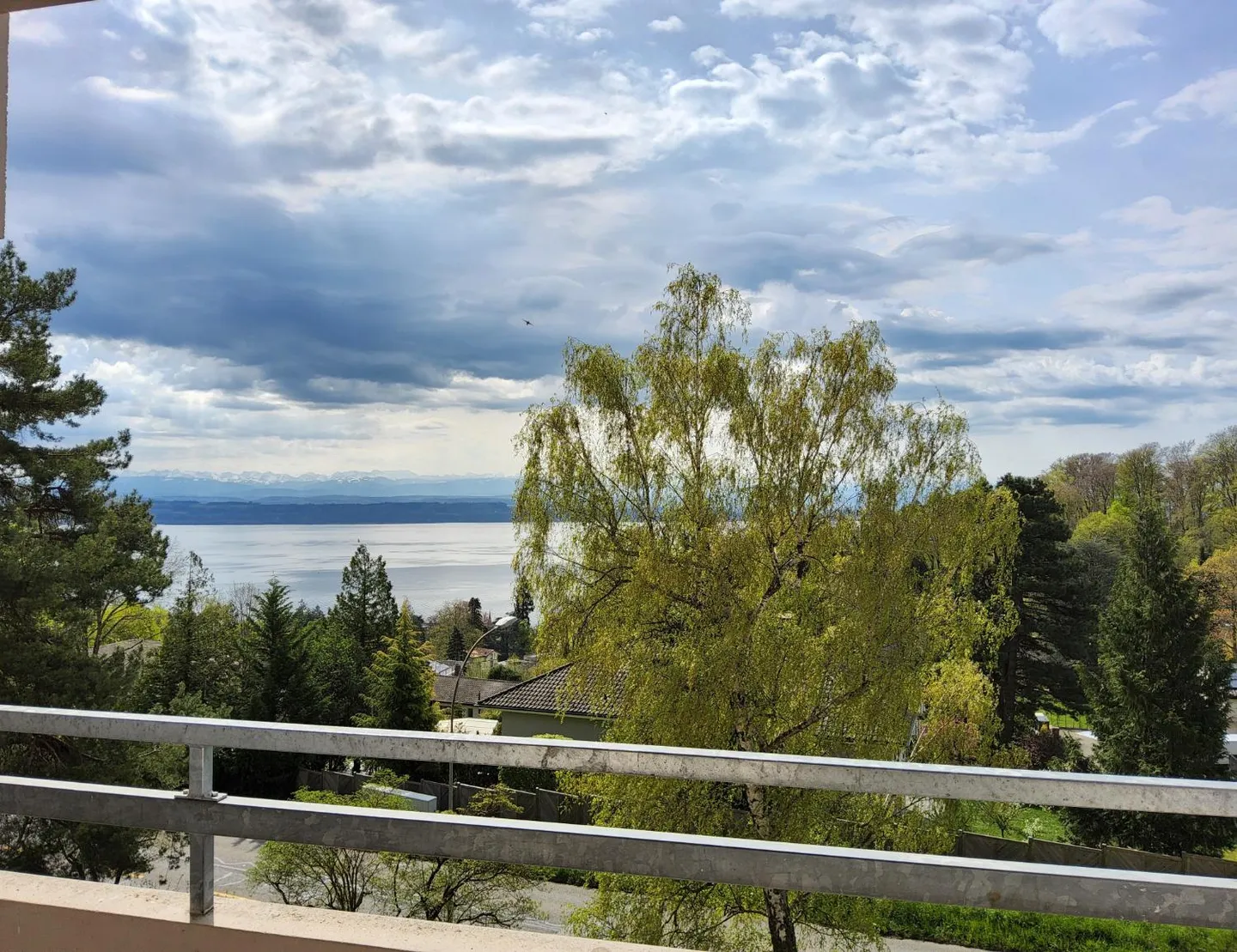 Appartement rénové avec vue sur le lac - Photo 1 sur 7