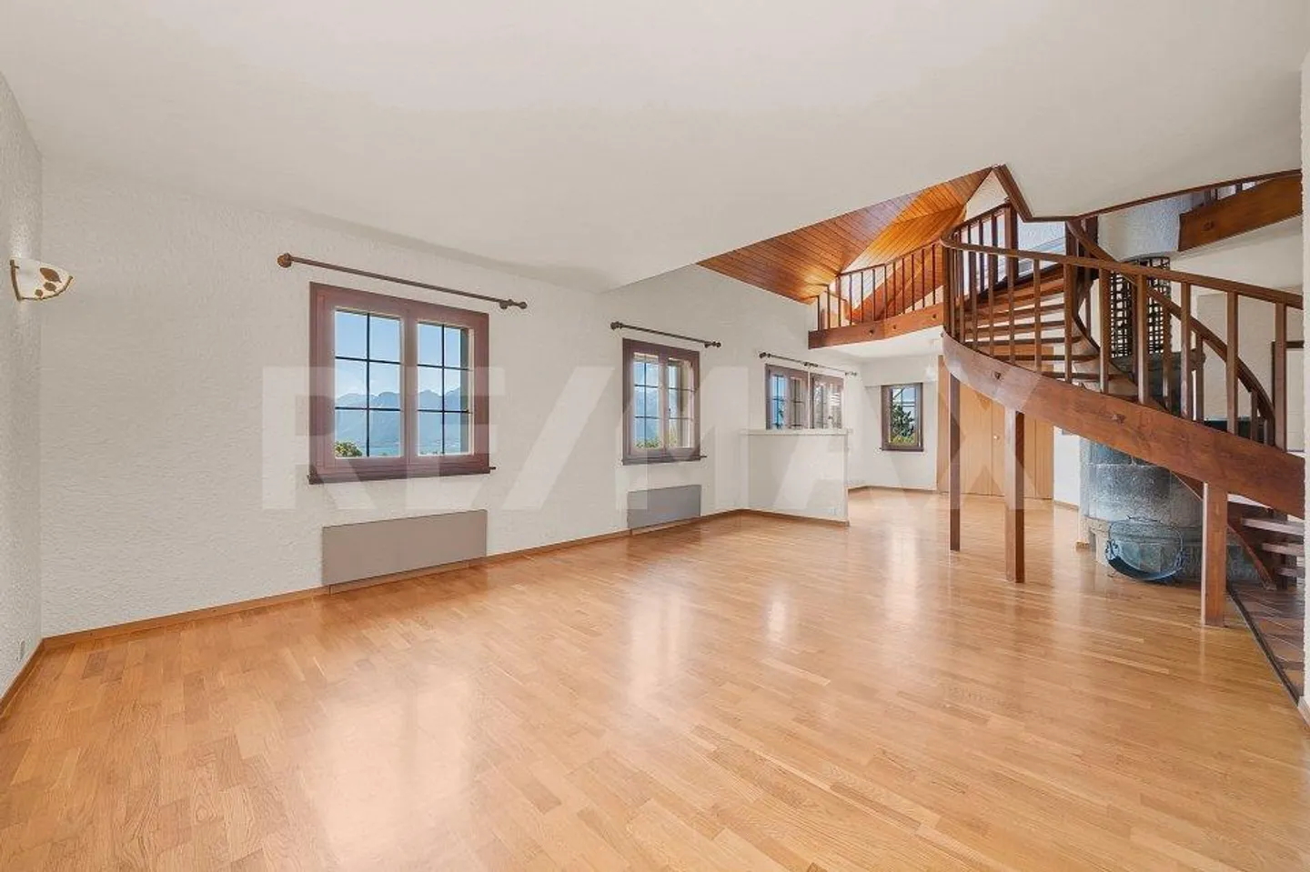 Facing the Lake: Spacious 7.5 Room Villa of 320 m² - Photo 3 of 13