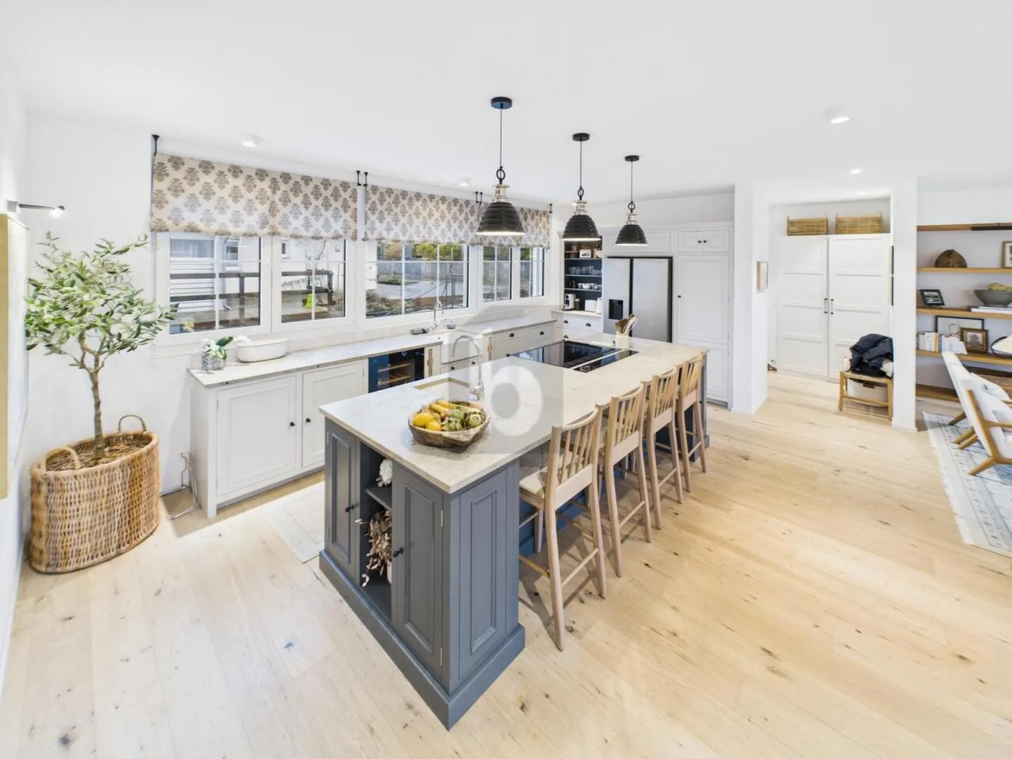 SPACIOUS & BRIGHT - AMERICAN STYLE KITCHEN - Photo 2 of 6