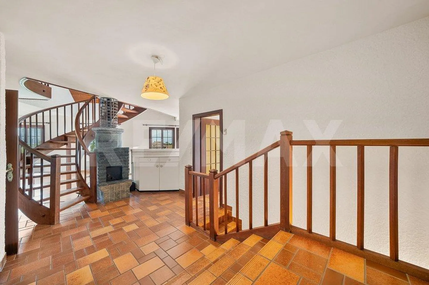 Facing the Lake: Spacious 7.5 Room Villa of 320 m² - Photo 6 of 13