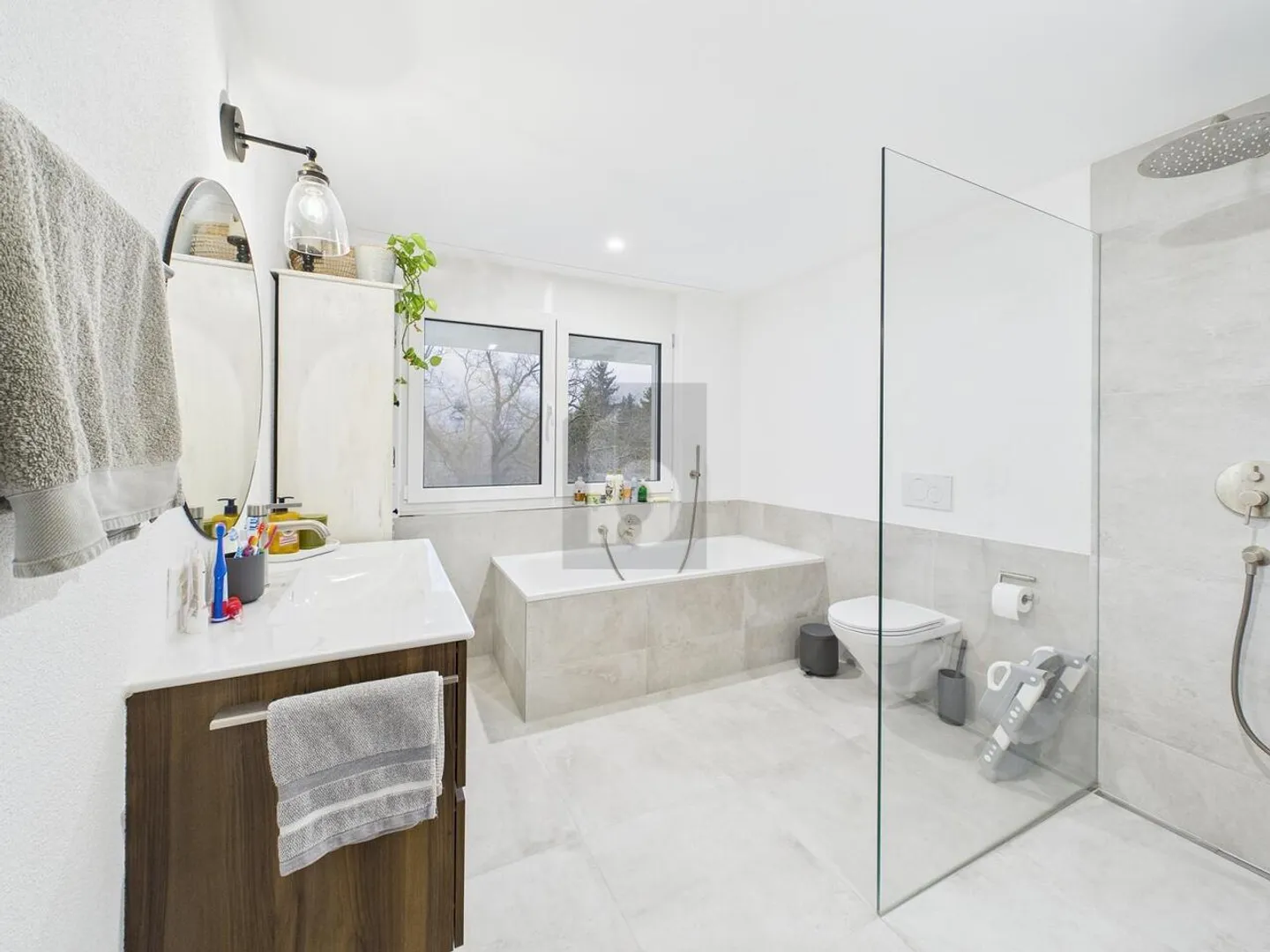 SPACIOUS & BRIGHT - AMERICAN STYLE KITCHEN - Photo 4 of 6