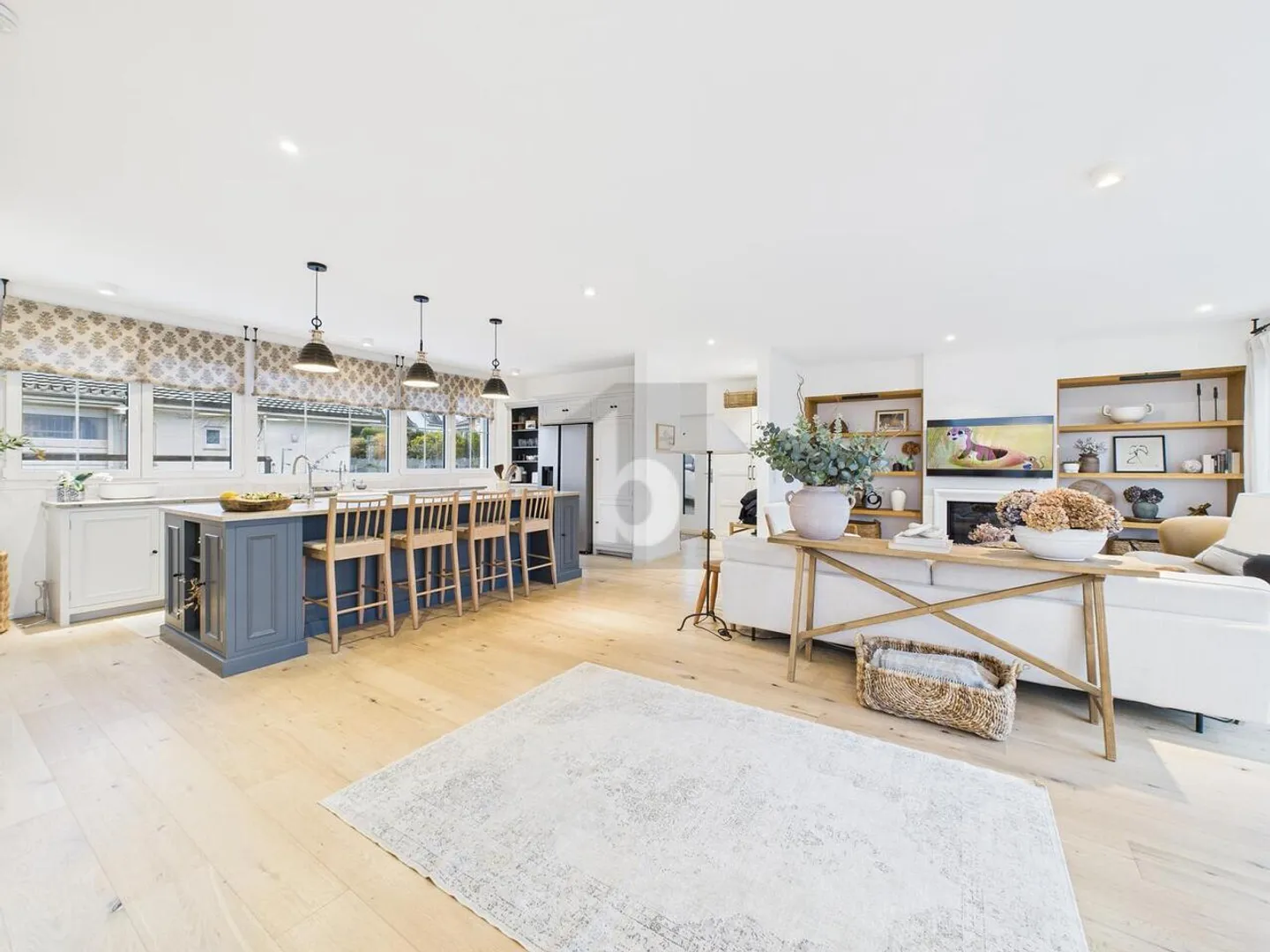 SPACIOUS & BRIGHT - AMERICAN STYLE KITCHEN - Photo 5 of 6