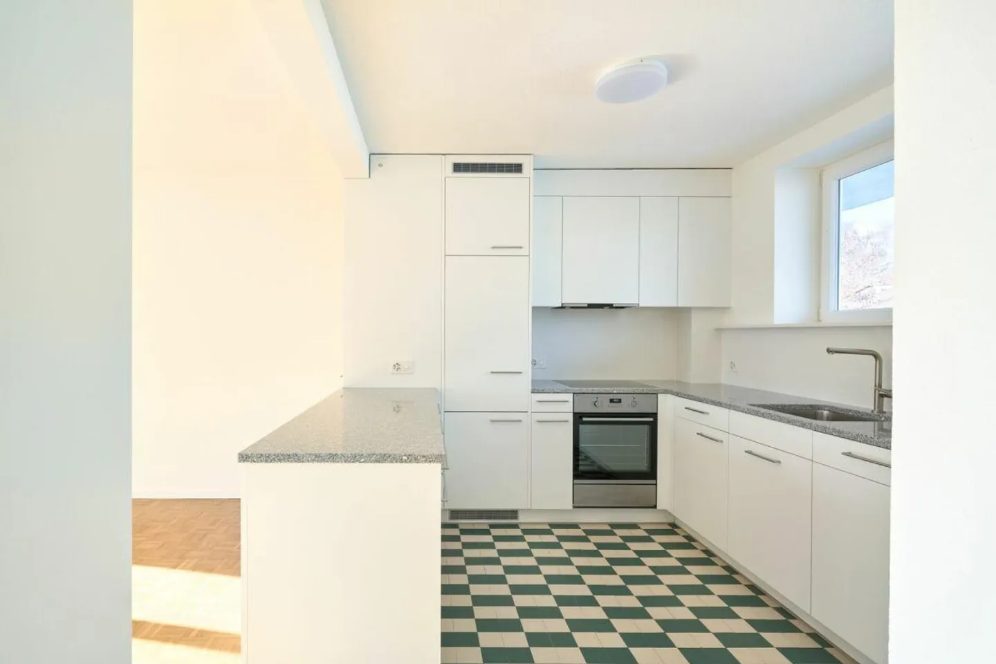 Appartement lumineux de 2,5 pièces dans un emplacement calme près de la ville - Photo 1 sur 8