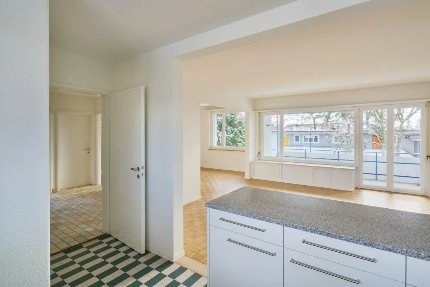 Appartement lumineux de 2,5 pièces dans un emplacement calme près de la ville - Photo 2 sur 8