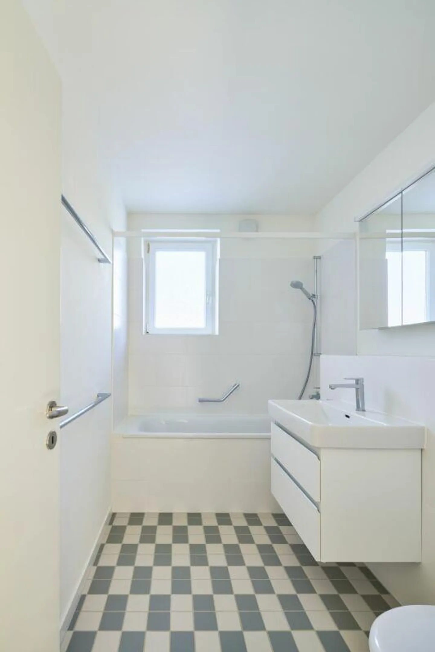 Appartement lumineux de 2,5 pièces dans un emplacement calme près de la ville - Photo 4 sur 8