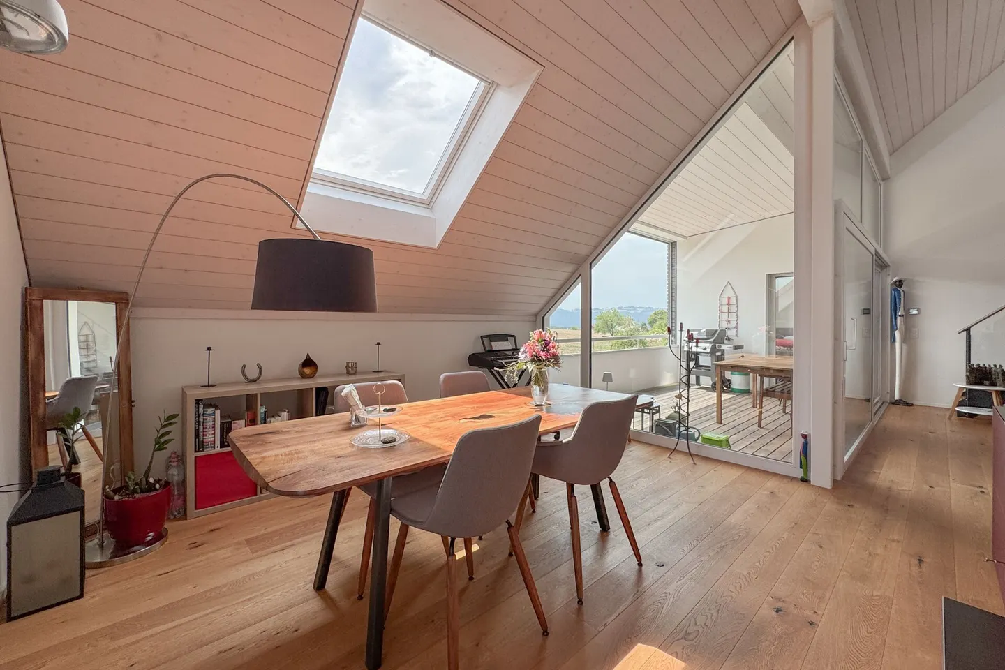 L'architettura incontra la luce e la vista sulle montagne: Maisonette con alta privacy - Foto 3 di 13
