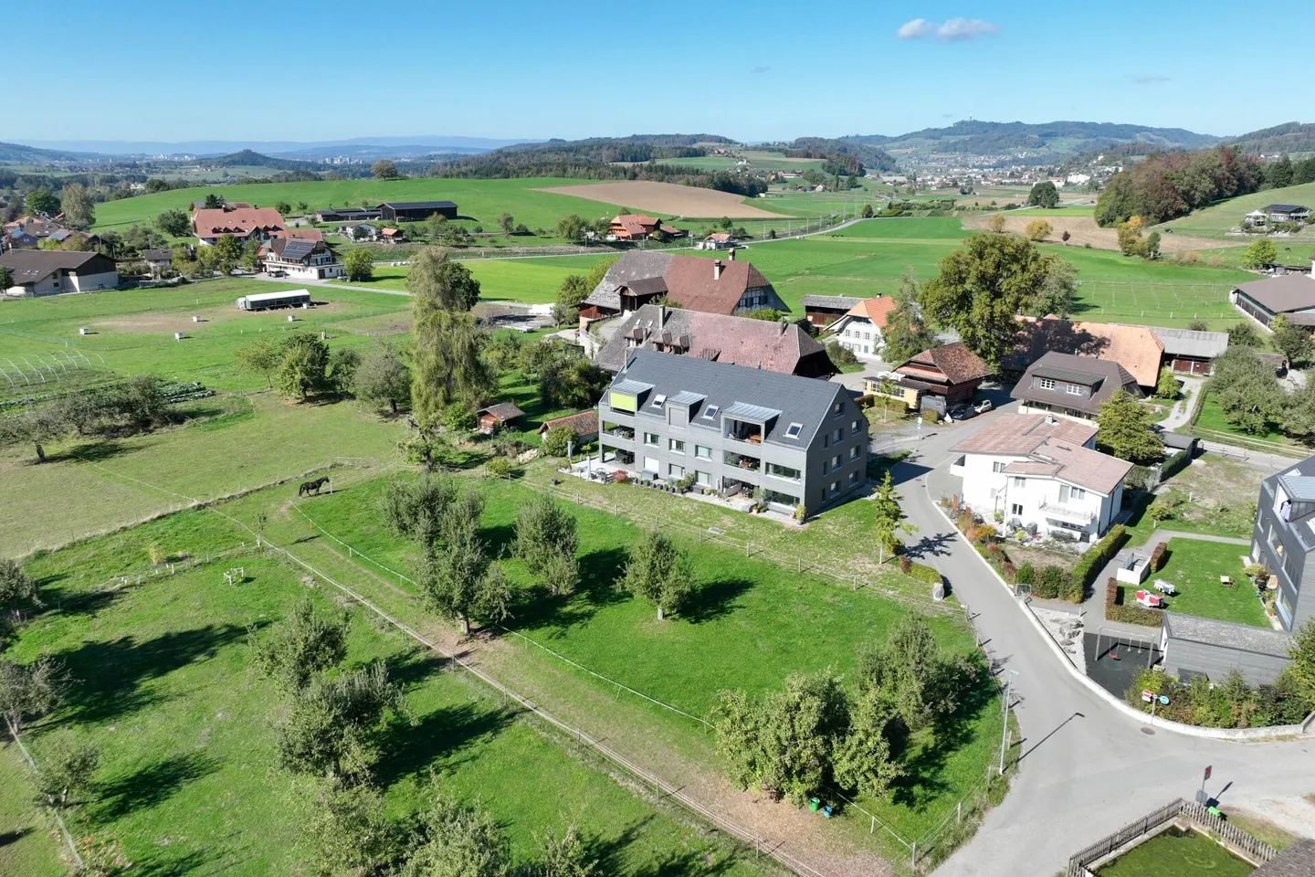 L'architettura incontra la luce e la vista sulle montagne: Maisonette con alta privacy - Foto 13 di 13