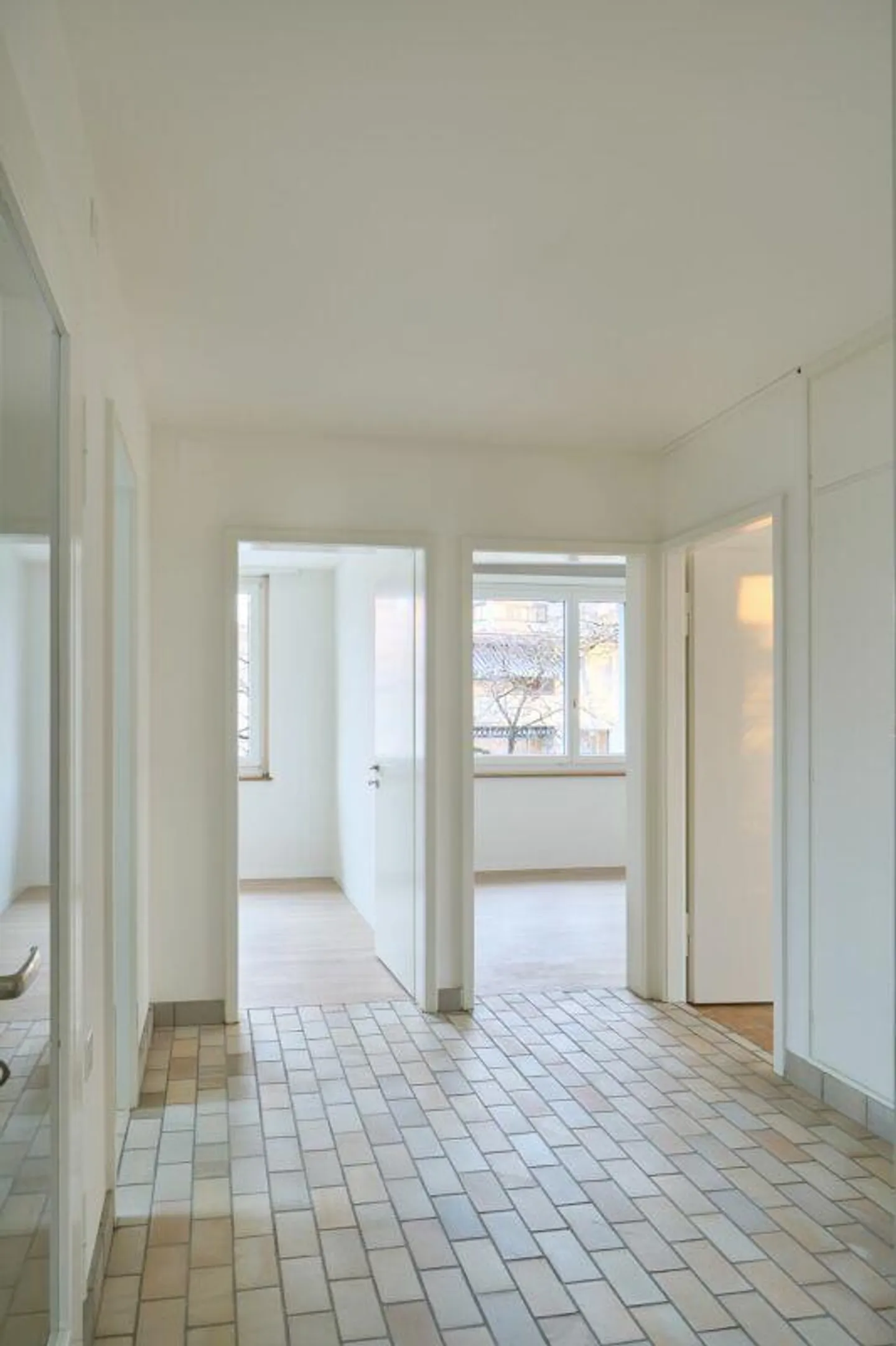 Appartement lumineux de 2,5 pièces dans un emplacement calme près de la ville - Photo 3 sur 8