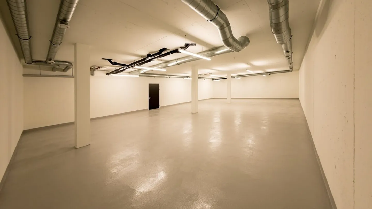 151 m2 storage space for rent ideal for your needs! - Photo 3 of 4