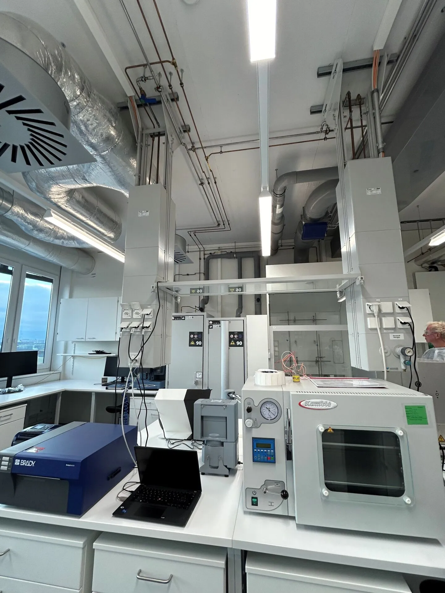Discover the Future of Research: State-of-the-Art Laboratory Spaces for Groundbreaking Innovations. - Photo 2 of 7
