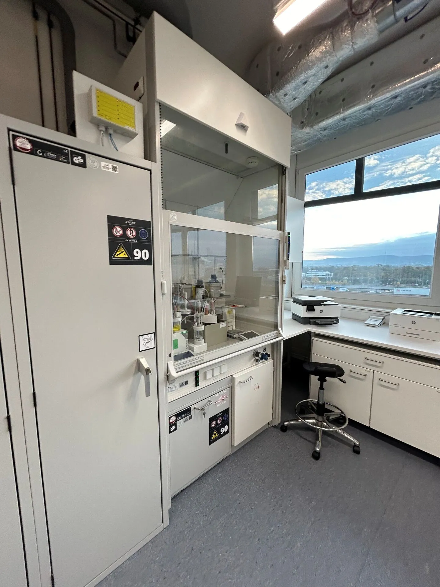 Discover the Future of Research: State-of-the-Art Laboratory Spaces for Groundbreaking Innovations. - Photo 3 of 7