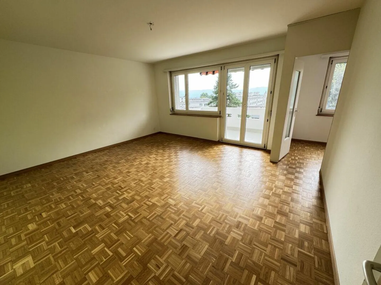 Appartamento affascinante di 3,5 stanze a Witikon, limitato fino al 31 marzo 2027 - Foto 2 di 8