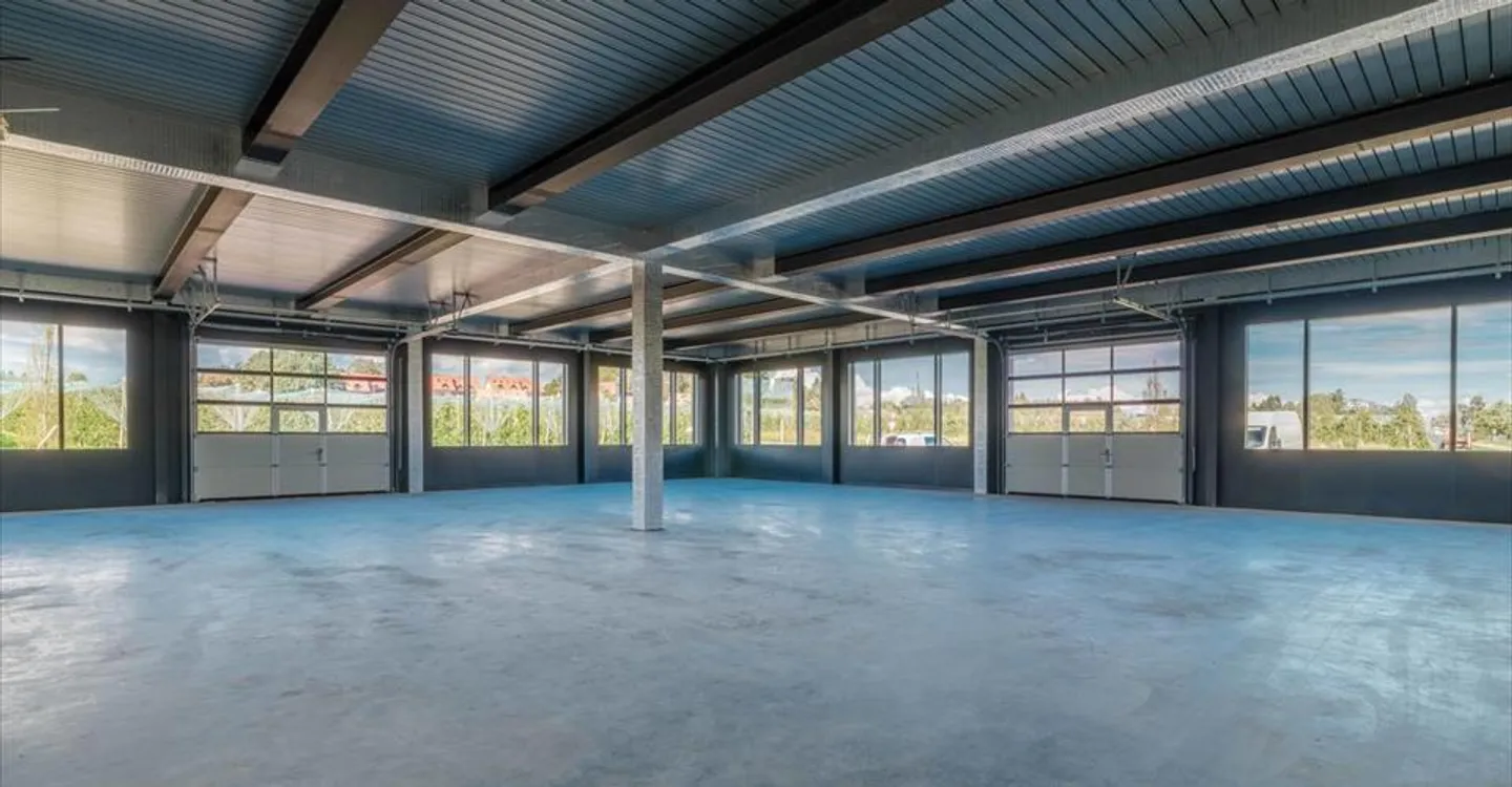 Mixed-use building for rent - Photo 6 of 9