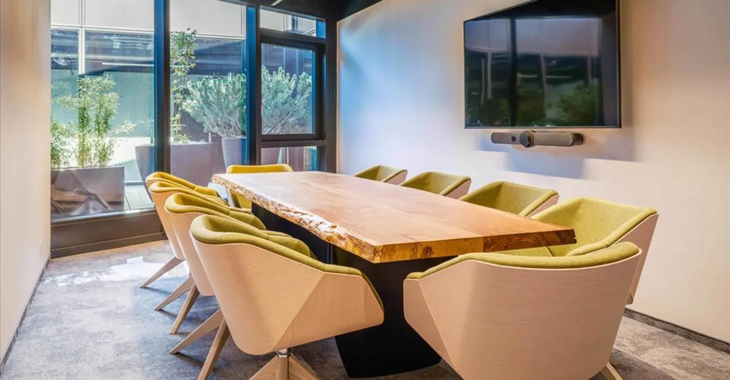 Mixed-use building for rent - Photo 7 of 9